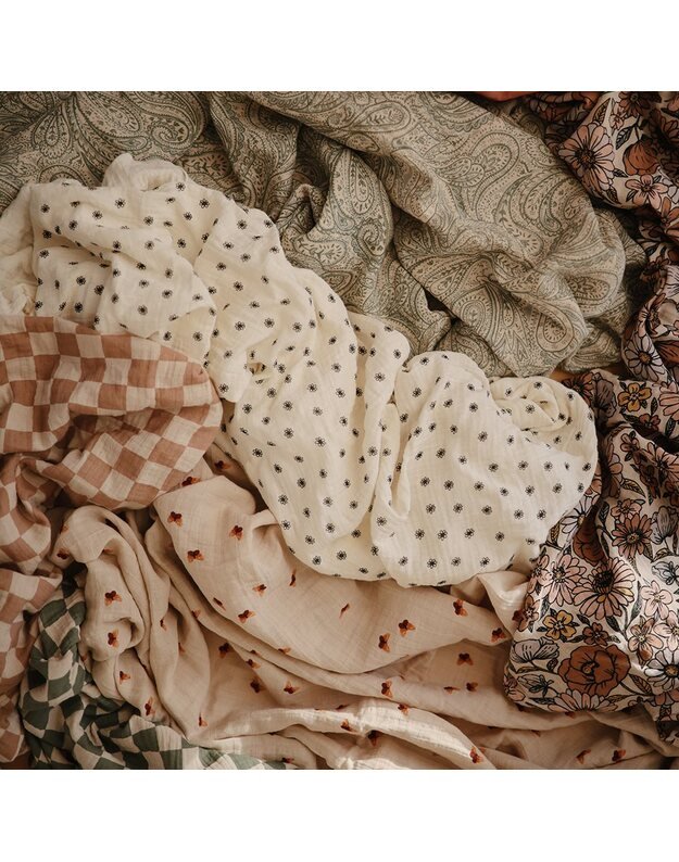 Mushie swaddle Black Daisy 5