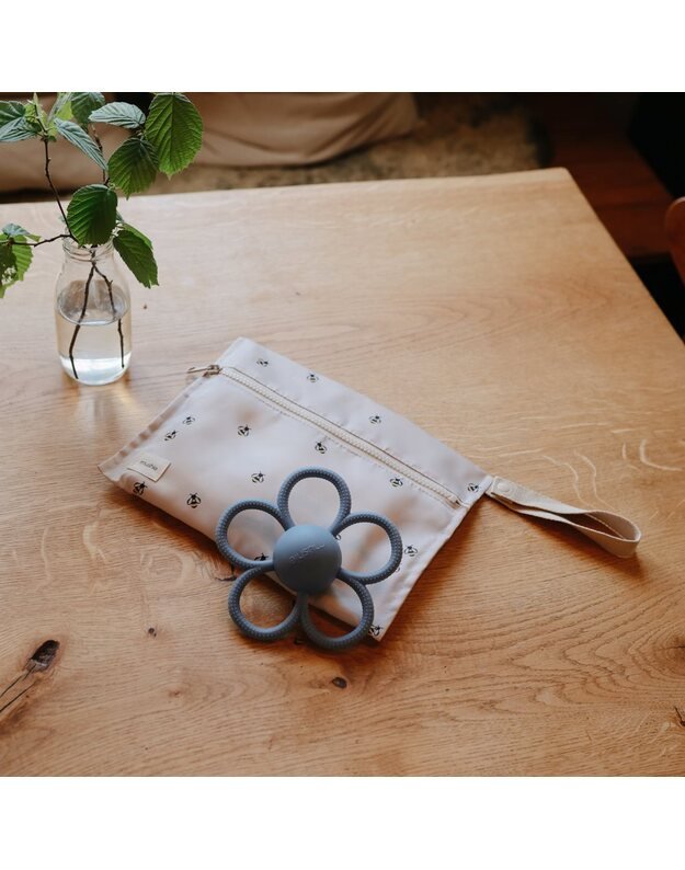 Mushie silikoninis kramtukas - barškutis Daisy Faded Denim, mėlynas