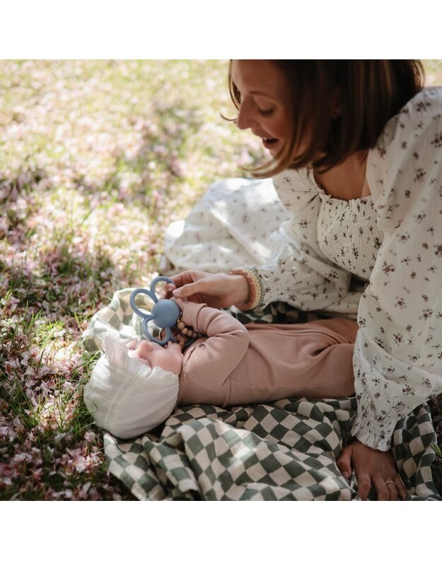 Mushie silikoninis kramtukas - barškutis Daisy Faded Denim, mėlynas