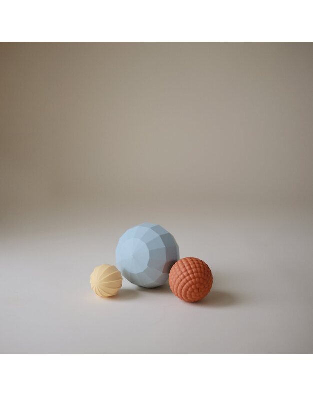 Mushie sferinis sensorinis sustatomas žaislas Powder Blue 1