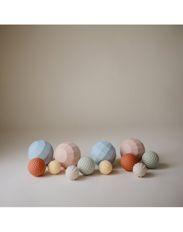 Mushie sferinis sensorinis sustatomas žaislas Powder Blue 4