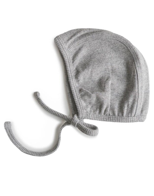 Mushie naujagimio kepuraitė su raišteliais Gray Melange, pilka