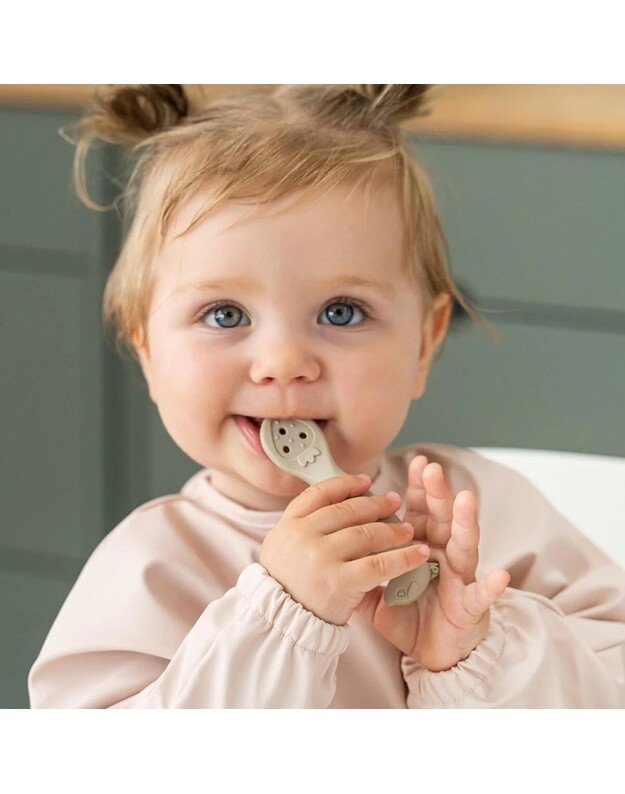 Done by Deer silikoninio dubenėlio ir šaukštelio rinkinys Stick & Stay Sheepy, smėlio spalvos