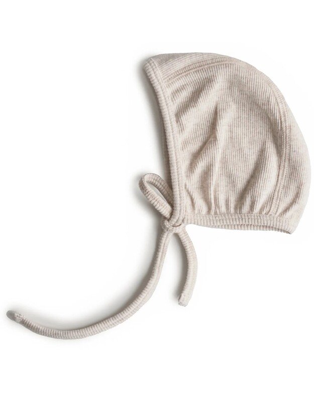 Mushie naujagimio kepuraitė su raišteliais Beige Melange, smėlio spalvos