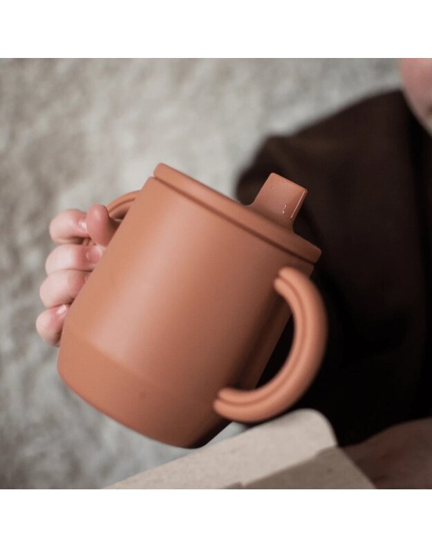Atelier Keen silikoninis puodelis su snapeliu Cinnamon, rusvai oranžinis